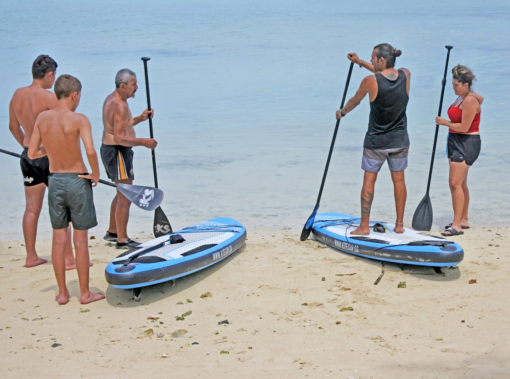 PAddle_Board_Instrustor_Giving_Lesson