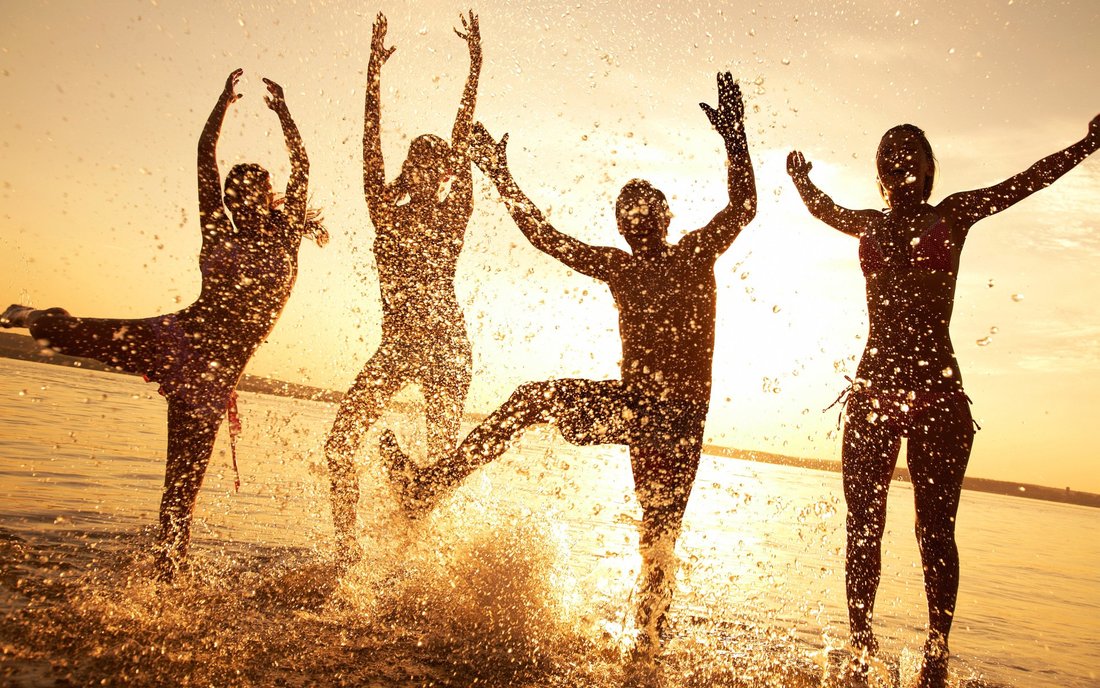 happy_people_at_beach